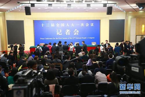 　3月8日，十三届全国人大一次会议新闻中心举行记者会，邀请外交部部长王毅回答中外记者提问。这是在记者会开始前，记者在准备采访。新华社记者邢广利摄