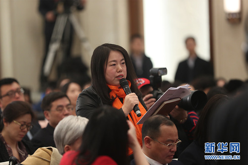 图为香港经济导报记者提问。新华网 中国政府网 翟子赫 摄