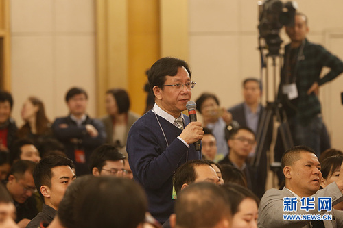 十三届全国人大一次会议新闻中心3月9日在梅地亚中心多功能厅举行记者会，邀请中国人民银行行长周小川，副行长易纲，副行长、国家外汇管理局局长潘功胜就“金融改革与发展”相关问题回答中外记者提问。图为路透社记者提问。新华网 中国政府网 陈杰 摄