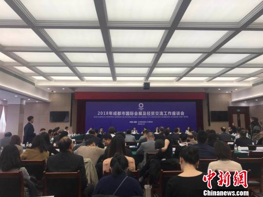 图为座谈会现场。　岳依桐 摄