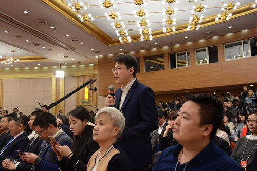 人民日报记者提问 人民网记者 摄 人民日报记者提问 人民网记者 摄