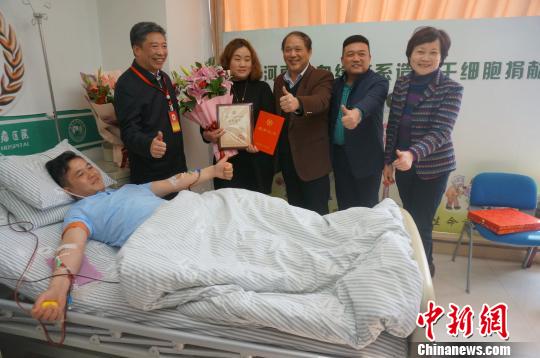 图为河南省红十字会工作人员为陈宠帅的大爱善举点赞?！『略?摄