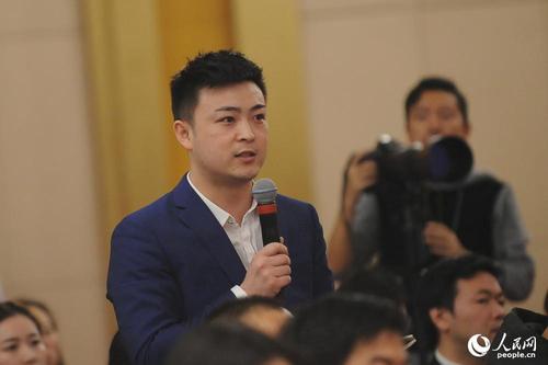 中国网记者提问 人民网记者 郝勇 摄 中国网记者提问 人民网记者 郝勇 摄