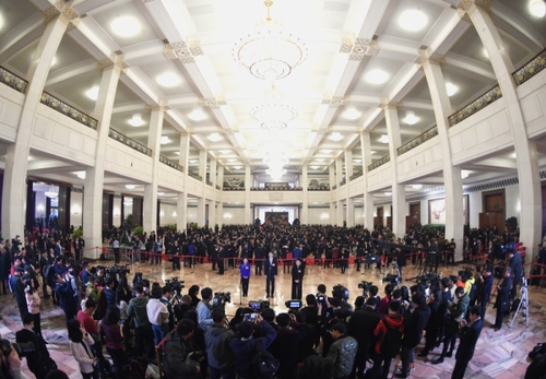 (15)全国政协委员接受采访 (15)全国政协委员接受采访