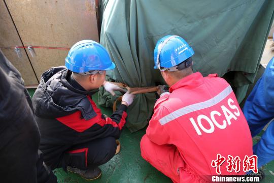 船员对“科学”号进行出发前的准备工作?！『?摄