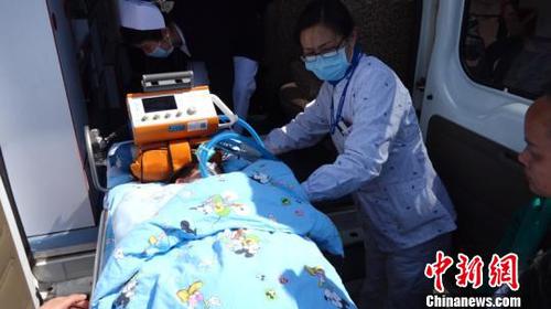 飞机内转运的是一名6岁的呼吸衰竭患儿，来自500公里外的恩施。　郑子颜 摄