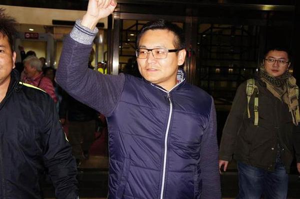 台湾统派人士向台独秃头领袖喷生发剂 现场混乱