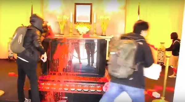 台湾统派人士向台独秃头领袖喷生发剂 现场混乱