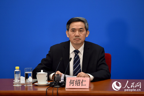 记者会主持人。人民网记者 翁奇羽 摄