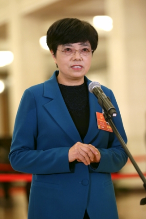 （1）全国人大代表接受采访