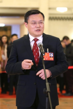 （6）全国人大代表接受采访