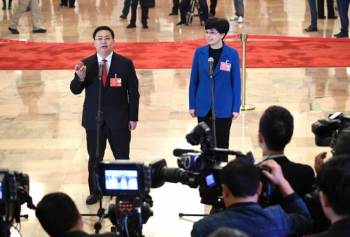 （8）全国人大代表接受采访