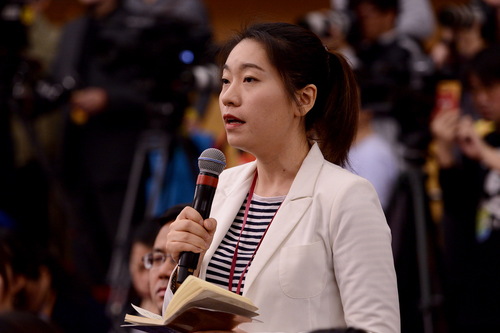 中央电视台记者提问。人民网张启川 摄