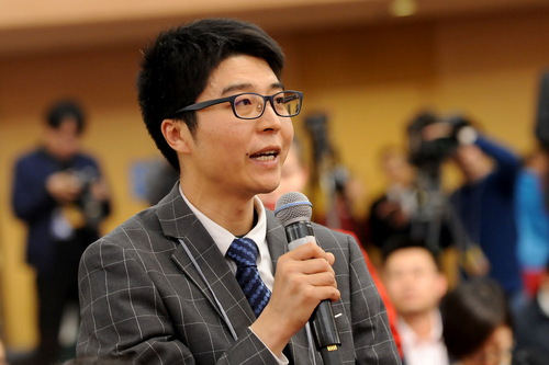 成都商报记者提问。人民网郝勇 摄