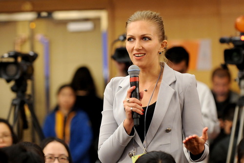 香港卫视记者提问。人民网郝勇 摄