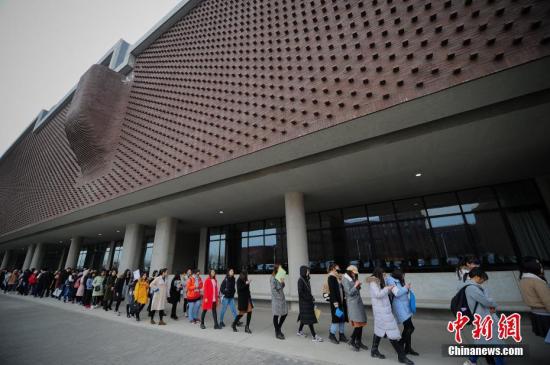 资料图:大学生参加应聘会。<a target='_blank' href='http://www.chinanews.com/'>中新社</a>记者 佟郁 摄 点击进入下一页