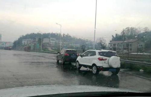 1520918619322374.jpg 2名男子高速路边停车看海外动作片 声称醒瞌睡