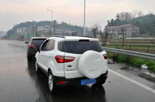 1520918619708371.jpg 2名男子高速路边停车看海外动作片 声称醒瞌睡