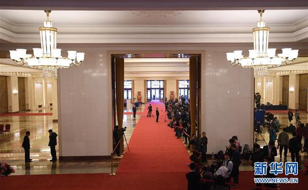 3月13日，十三届全国人大一次会议在北京人民大会堂举行第四次全体会议。这是记者在“部长通道”采访。