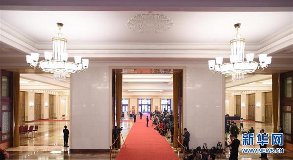 3月13日，十三届全国人大一次会议在北京人民大会堂举行第四次全体会议。这是记者在“部长通道”采访。 3