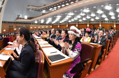 (14)十三届全国人大一次会议举行第四次全体会议 (14)十三届全国人大一次会议举行第四次全体会议