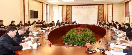 中共中央政治局委员、中央政法委书记郭声琨3月13日在京主持召开法学法律界学习宣传贯彻宪法座谈会，法学法律界专家学者参加座谈会并发言。郝帆 摄