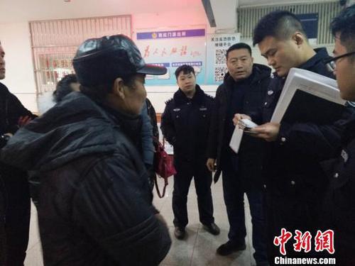 内蒙古一准大学生20岁负气出走父亲苦寻17年盼得子归