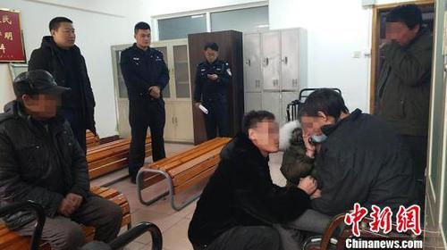 图为家属询问男子相关信息。 警方供图