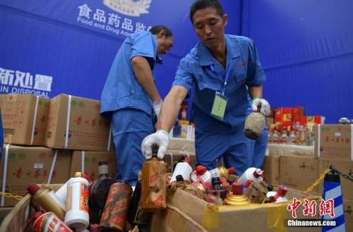 资料图：工作人员将假冒伪劣商品装车送往销毁车间。<a target='_blank' href='http://www.chinanews.com/'>中新社</a>记者 刘忠俊 摄