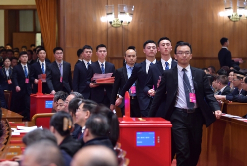 (6)全国政协十三届一次会议举行第四次全体会议 (6)全国政协十三届一次会议举行第四次全体会议