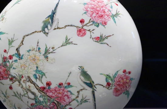 雍正粉彩花鸟抱月瓶，大维德基金会藏