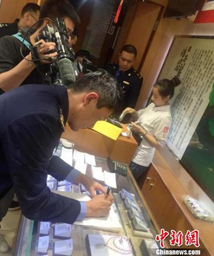 执法人员正在问题店内检查。成都工商提供