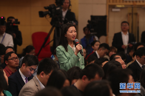 图为江苏省广播电视总台记者提问。新华网 中国政府网 曲植 摄