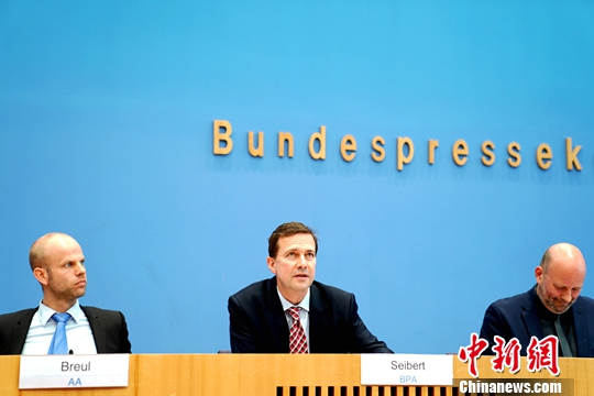 当地时间3月16日，德国联邦政府发言人赛贝特（中）在记者招待会上紧急回应称，居住在德国的数百万穆斯林及其伊斯兰宗教同样“属于德国”。<a target='_blank' href='http://www.chinanews.com/'>中新社</a>记者 彭大伟 摄