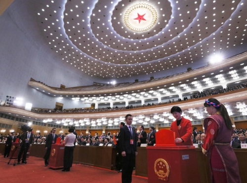 （12）十三届全国人大一次会议举行第五次全体会议