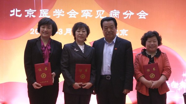 金大鹏会长为新成立学组颁发证书