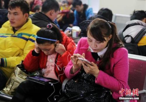 资料图。2016年3月4日，女性就业创业专场招聘会在福州市人才交流大厅举行。张斌 摄