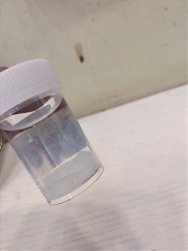 记者购买的一款水晶泥产品中，有明显沉淀，店主表示为未溶解硼砂。实习生 卢功靖 摄