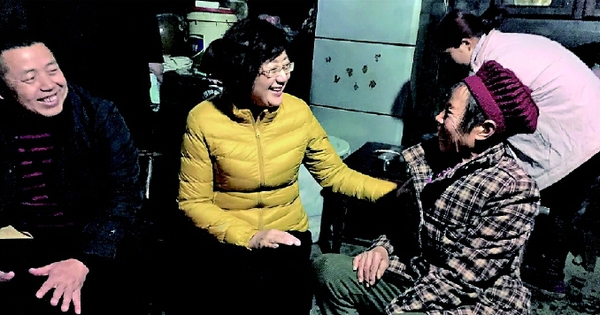 致公党中央副主席吕彩霞在酉阳县车田乡车田村贫困家庭调研。