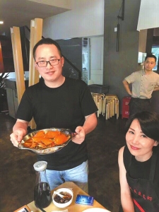 蒋毅把开小龙虾馆当作自己的爱好。 点击进入下一页