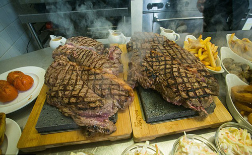 英餐厅设11.3斤牛排挑战4人1小时内吃完可免单