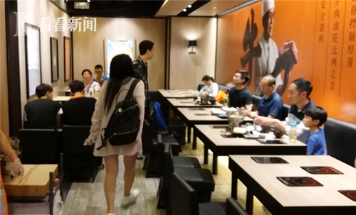 56e65e2610e20fc32c1c1672527ac794.png 夫妻用餐厅杯子替儿接尿 被怒斥后还凶狠回击