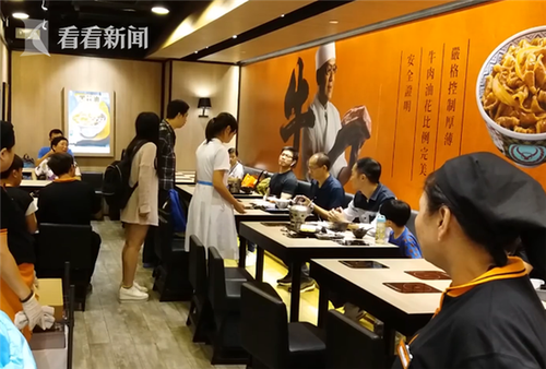 4946cadd1385d1179698f26933513e37.png 夫妻用餐厅杯子替儿接尿 被怒斥后还凶狠回击