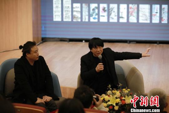 策展人李自?。ㄓ遥┙樯苷估狼榭?。李自健美术馆供图