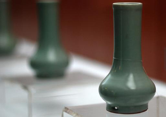 南宋，龙泉窑，粉青釉鼓腹瓶 