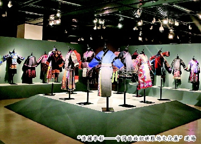 “苗疆华彩———中国苗族织绣服饰文化展”现场 “苗疆华彩———中国苗族织绣服饰文化展”现场