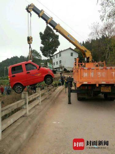 爷爷送孙女上学2人坠河 女童溺水5分钟被电工救活