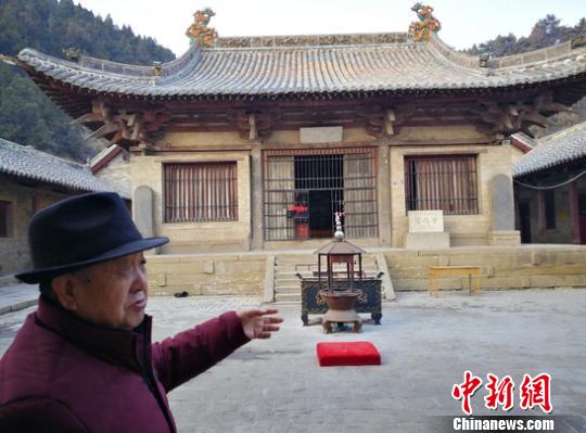 常四龙向记者介绍高平开化寺。高平开化寺是中国现存面积最大最精美的一处宋代寺观壁画，计88.2平方米，反映了宋代社会政治、文化、战争、科技、刑法、官吏等各个方面的状况，其艺术手法之高，观之令人叹服。 资料图 杨杰英 摄