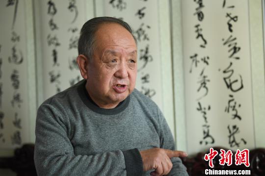 常四龙接受记者采访?！∥淇〗?摄