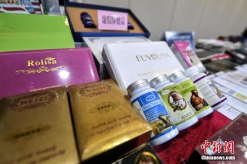 资料图：广东省公安厅内展示的涉案虚假保健品。<a target='_blank' href='http://www.chinanews.com/'>中新社</a>记者 陈骥旻 摄